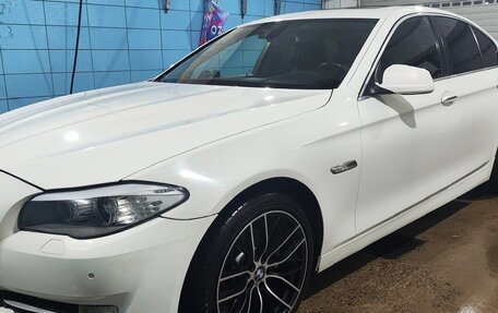 BMW 5 серия, 2011 год, 1 050 000 рублей, 2 фотография