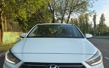 Hyundai Solaris II рестайлинг, 2017 год, 1 400 000 рублей, 1 фотография