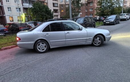 Mercedes-Benz E-Класс, 2001 год, 320 000 рублей, 1 фотография