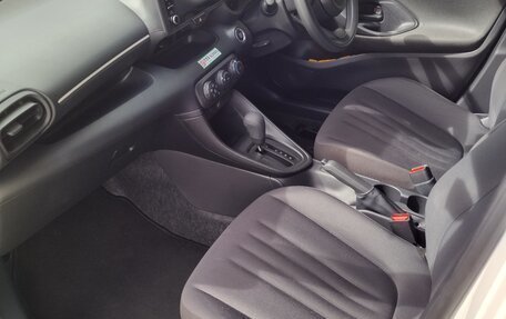 Toyota Yaris, 2021 год, 1 220 000 рублей, 10 фотография