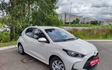Toyota Yaris, 2021 год, 1 220 000 рублей, 2 фотография