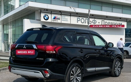 Mitsubishi Outlander III рестайлинг 3, 2019 год, 1 997 000 рублей, 6 фотография