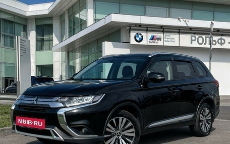 Mitsubishi Outlander III рестайлинг 3, 2019 год, 1 997 000 рублей, 2 фотография