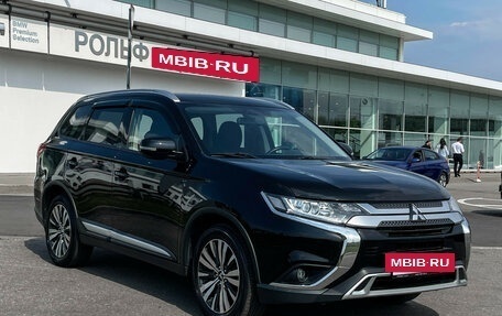 Mitsubishi Outlander III рестайлинг 3, 2019 год, 1 997 000 рублей, 4 фотография