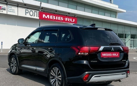 Mitsubishi Outlander III рестайлинг 3, 2019 год, 1 997 000 рублей, 8 фотография