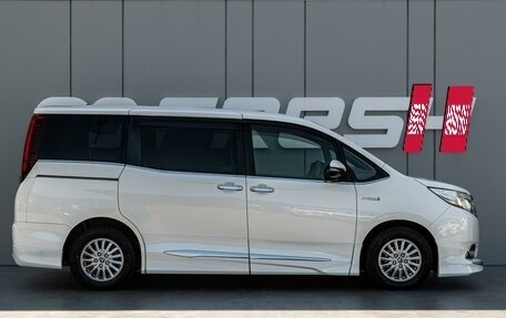 Toyota Esquire I, 2015 год, 2 240 000 рублей, 5 фотография