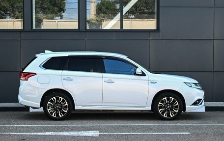 Mitsubishi Outlander III рестайлинг 3, 2015 год, 2 120 000 рублей, 5 фотография