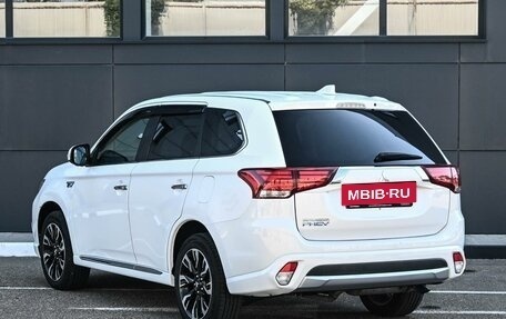 Mitsubishi Outlander III рестайлинг 3, 2015 год, 2 120 000 рублей, 2 фотография