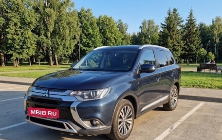 Mitsubishi Outlander III рестайлинг 3, 2019 год, 2 050 000 рублей, 2 фотография