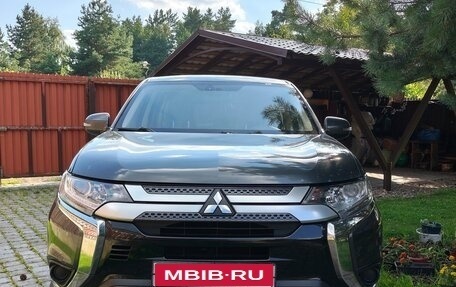 Mitsubishi Outlander III рестайлинг 3, 2019 год, 1 750 000 рублей, 1 фотография