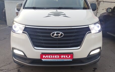 Hyundai Grand Starex Grand Starex I рестайлинг 2, 2018 год, 4 800 000 рублей, 2 фотография
