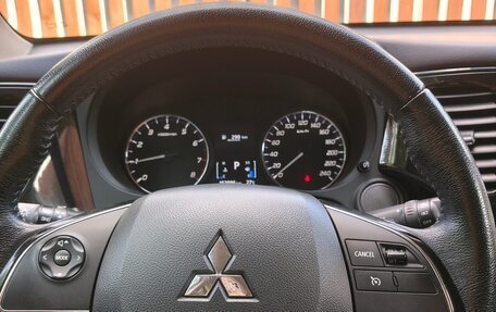 Mitsubishi Outlander III рестайлинг 3, 2019 год, 1 750 000 рублей, 4 фотография