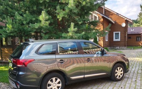 Mitsubishi Outlander III рестайлинг 3, 2019 год, 1 750 000 рублей, 6 фотография
