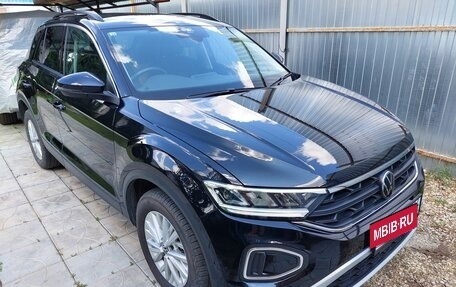Volkswagen T-Roc I, 2022 год, 1 999 000 рублей, 2 фотография