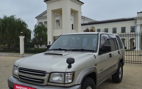 Isuzu Bighorn II, 2000 год, 900 000 рублей, 2 фотография