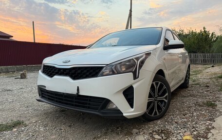 KIA Rio IV, 2021 год, 1 580 000 рублей, 1 фотография
