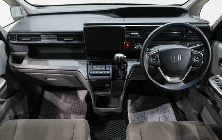 Honda Stepwgn IV, 2017 год, 2 099 000 рублей, 16 фотография