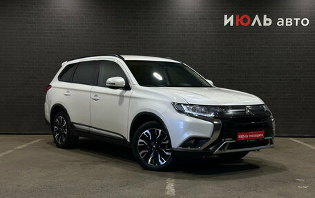 Mitsubishi Outlander III рестайлинг 3, 2021 год, 2 270 000 рублей, 3 фотография