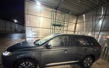 Mitsubishi Outlander III рестайлинг 3, 2019 год, 1 800 000 рублей, 3 фотография