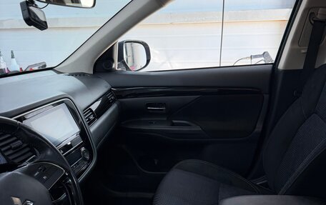 Mitsubishi Outlander III рестайлинг 3, 2019 год, 1 800 000 рублей, 11 фотография