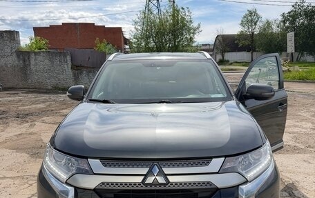 Mitsubishi Outlander III рестайлинг 3, 2019 год, 1 800 000 рублей, 8 фотография