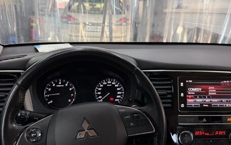 Mitsubishi Outlander III рестайлинг 3, 2019 год, 1 800 000 рублей, 19 фотография