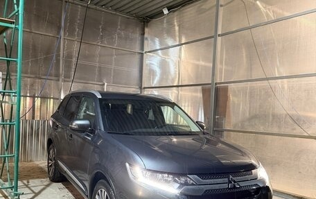 Mitsubishi Outlander III рестайлинг 3, 2019 год, 1 800 000 рублей, 2 фотография