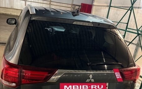 Mitsubishi Outlander III рестайлинг 3, 2019 год, 1 800 000 рублей, 4 фотография