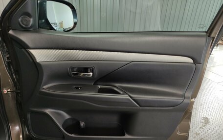 Mitsubishi Outlander III рестайлинг 3, 2015 год, 1 702 000 рублей, 16 фотография