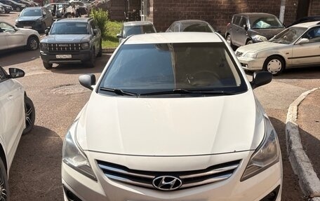 Hyundai Solaris II рестайлинг, 2015 год, 900 000 рублей, 1 фотография