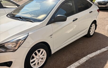 Hyundai Solaris II рестайлинг, 2015 год, 900 000 рублей, 2 фотография