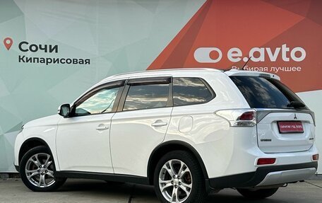 Mitsubishi Outlander III рестайлинг 3, 2014 год, 1 670 000 рублей, 4 фотография