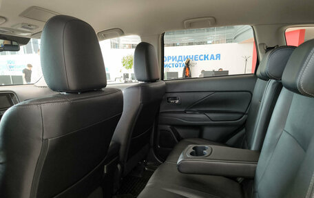Mitsubishi Outlander III рестайлинг 3, 2018 год, 3 250 000 рублей, 15 фотография