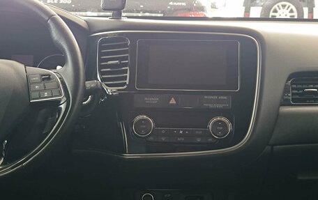 Mitsubishi Outlander III рестайлинг 3, 2018 год, 3 250 000 рублей, 18 фотография