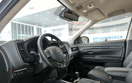 Mitsubishi Outlander III рестайлинг 3, 2018 год, 3 250 000 рублей, 20 фотография