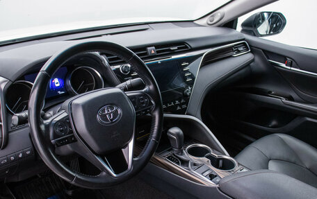 Toyota Camry, 2018 год, 2 820 000 рублей, 10 фотография