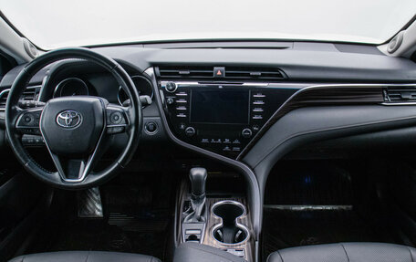 Toyota Camry, 2018 год, 2 820 000 рублей, 14 фотография
