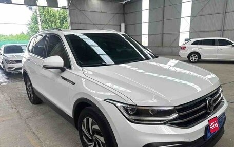 Volkswagen Tiguan II, 2022 год, 2 750 000 рублей, 2 фотография