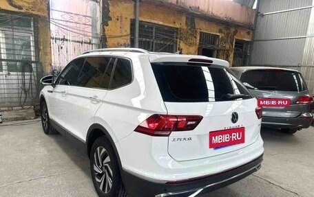 Volkswagen Tiguan II, 2022 год, 2 750 000 рублей, 4 фотография