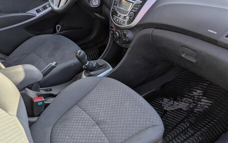 Hyundai Solaris II рестайлинг, 2013 год, 650 000 рублей, 11 фотография