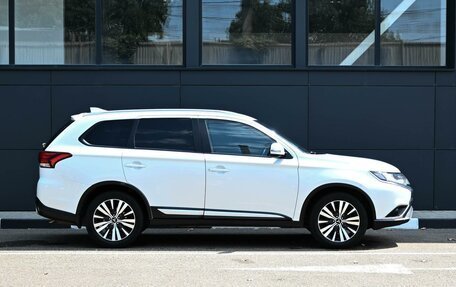Mitsubishi Outlander III рестайлинг 3, 2021 год, 1 999 000 рублей, 5 фотография