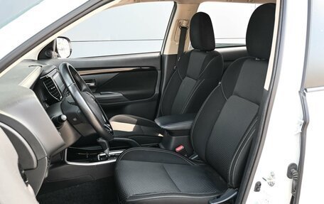 Mitsubishi Outlander III рестайлинг 3, 2021 год, 1 999 000 рублей, 10 фотография