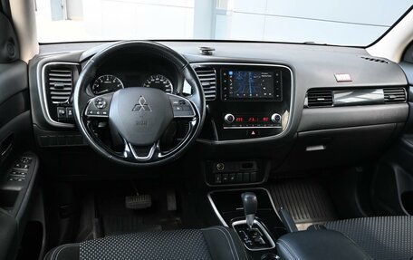 Mitsubishi Outlander III рестайлинг 3, 2021 год, 1 999 000 рублей, 6 фотография