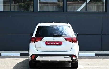 Mitsubishi Outlander III рестайлинг 3, 2021 год, 1 999 000 рублей, 4 фотография