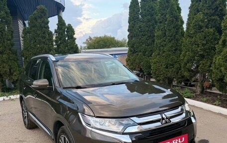 Mitsubishi Outlander III рестайлинг 3, 2015 год, 1 800 000 рублей, 2 фотография
