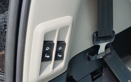 Toyota Land Cruiser Prado 150 рестайлинг 2, 2021 год, 5 150 000 рублей, 8 фотография