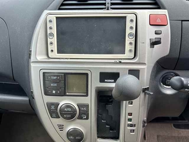 Toyota Ractis I, 2010 год, 887 000 рублей, 6 фотография