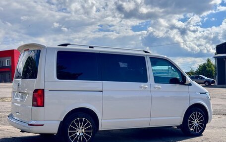 Volkswagen Multivan T6 рестайлинг, 2021 год, 3 550 000 рублей, 3 фотография