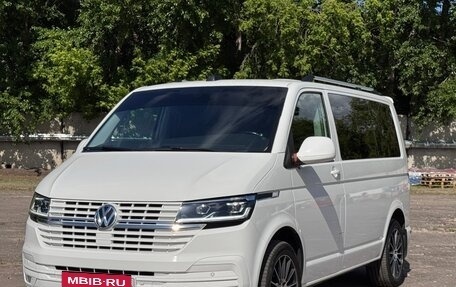 Volkswagen Multivan T6 рестайлинг, 2021 год, 3 550 000 рублей, 2 фотография