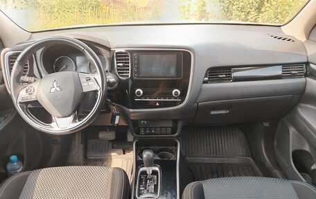 Mitsubishi Outlander III рестайлинг 3, 2021 год, 2 490 000 рублей, 11 фотография